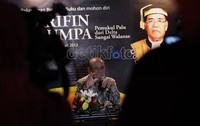Buku biografi Harifin A Tumpa, ditulis oleh penulis Nurhadi yang lahir dari obrolan santai di suatu sore.