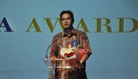 Aktivis ICW Febridiansyah juga menerima Charta Politika Award untuk kategori pengamat atau aktivis LSM. Febridiansyah mengungguli sejumlah nominator lain seperti Peneliti LSI Burhanuddin Muhtadi, aktivis ICW Emerson Yunto dan Direktur Pukat Zainal Arifin Muchtar.