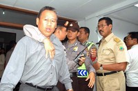 DS (kiri) pelaku pembacokan Jaksa Sistoyo langsung dikawal petugas keamanan di Pengadilan Tindak Pidana Korupsi (Tipikor) Bandung, Jawa Barat.