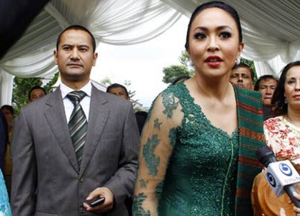 Angie Digosipkan Selingkuhi Adjie, Mudji Masih Setia Dampingi Angie