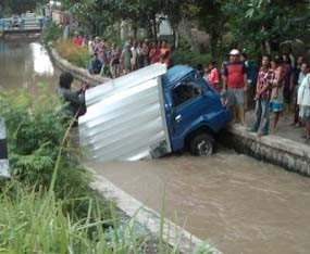 Hindari Jalan Bergelombang, Pickup Box Terjun ke Sungai