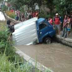 Hindari Jalan Bergelombang, Pickup Box Terjun ke Sungai