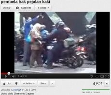 Perempuan Misterius Pengusir Pemotor di Trotoar dalam Youtube Terungkap!