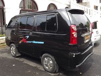 Dari desain lampu, pintu bagasi, dan spoiler, jelas sebuah Avanza, namun logonya tetap Suzuki, pintu samping dan depan tetap menggunakan Suzuki Carry.