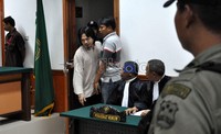 Pepi memasuki ruang sidang Pengadilan Negeri Jakarta Barat, Jl Letjen S Parman, Kamis (1/3/2012).