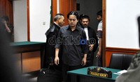 Sementara, di tempat yang sama, eks kamerawan Global TV Imam Firdaus juga batal divonis. Alasannya, hakim juga belum selesai membuat putusan. Sebelumnya, Imam dituntut hukuman lima tahun penjara oleh Jaksa Penuntut Umum.