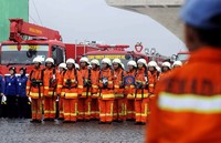 Sebelum menggelar simulasi, petugas mengikuti upacara peringatan HUT ke-93 Dinas Pemadam Kebakaran DKI Jakarta.