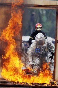 Petugas yang mengenakan baju Chemical Biology Radiation (CBR) bersiap untuk mengevakuasi korban.