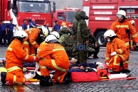 Petugas memberikan pertolongan kepada korban kebakaran.