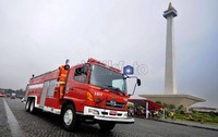 Mobil pemadam kebakaran dikerahkan untuk memadamkan api dalam simulasi yang digelar di lapangan Monas, Jakarta.