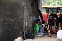 Para buruh kuli bangunan tengah duduk-duduk santai sambil menunggu orderan di bawah kolong jembatan Grogol, Jakarta.