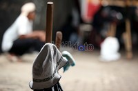 Cangkul dan topi merupakan modal peralatan berharga bagi para buruh kuli bangunan untuk mencari nafkah.