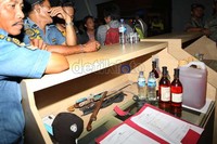 Polres Pelabuhan Tanjung Priok menggelar razia antisipasi premanisme di Pelabuhan Tanjung Priok, Jakarta Utara. Dalam pemeriksaan terhadap penumpang KM Ciremai yang memiliki rute Ambon-Jakarta, petugas menyita minuman keras hingga parang