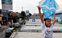 Meskipun sulit untuk sampai diatas jembatan layang yang sedang dalam tahap pembangunan ini, anak-anak ini tetap tidak mempedulikannya untuk bisa tetap bermain layang-layang.