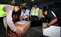 Selain miras, petugas juga menemukan penumpang yang membawa 20 buah parang yang belum diberi gagang. Parang-parang ini disimpan dalam koper dengan dibungkus oleh koran.