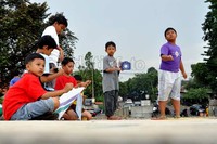 Keterbatasan tempat bermain membuat anak-anak ini menghiraukan keselamatan mereka untuk sekedar  bermain layang-layang.