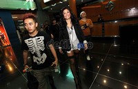 Agnes semakin seksi dengan mengenakan hotpants dan stocking.