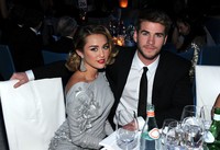 Miley Cyrus datang bersama sang kekasih Liam Hemsworth. Getty Images.