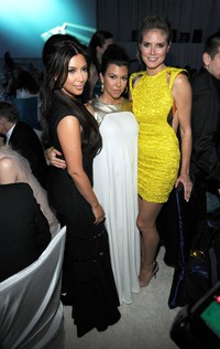 Kim, Kourtney Kardashian dan Heidi Klum juga hadir di pesta tersebut. Getty Images.