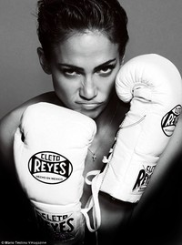 Meski sudah cukup berumur, J-Lo masih memiliki tubuh yang kencang. Keseksian itu tertuang dalam sebuah foto di majalah olahraga V. Mario Testino/V Magazine