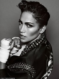 Dalam beberapa pose, terlihat J-Lo memamerkan lekuk tubuh kencangnya. Tak lupa ia juga melapisi tangannya dengan sarung tinju. Mario Testino/V Magazine