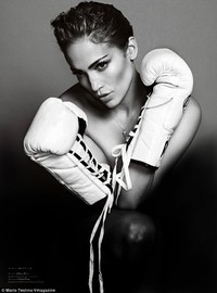 Foto-foto tersebut dijepret oleh Mario Terstino yang ditata oleh mantan editor majalah Vogue Prancis, Carine Roitfeld. Mario Testino/V Magazine