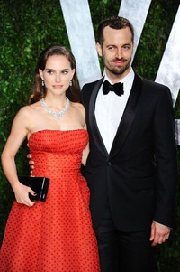 Pasangan Natalie Portman dan Benjamin Millepied tampak sangat serasi di pesta itu. Getty Images.