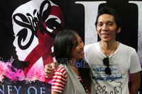 Bimbim berpose dengan salah satu penggemarnya. Ramses/detikcom.