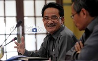 Kepala Badan Pusat Statistik Suryamin memaparkan angka inflasi selama Januari-Februari di Gedung BPS, Jakarta, Kamis (1/3/2012). Dalam kesempatan tersebut, BPS juga menyatakan jika kenaikan harga BBM per Rp 500 maka memicu inflasi langsung sekitar 0,31 persen. Sementara itu terdapat inflasi tidak langsung sekitar 1,5-2 kali lipat dibandingkan inflasi langsungnya.