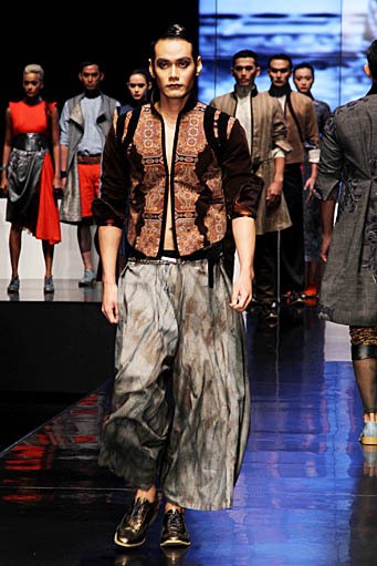 Deden Siswanto Debutante Delight. Indonesia Fashion Week 2012 at Jakarta Convention Center. Senayn. Jakarta.  [Foto: Mohammad Abduh/Wolipop]