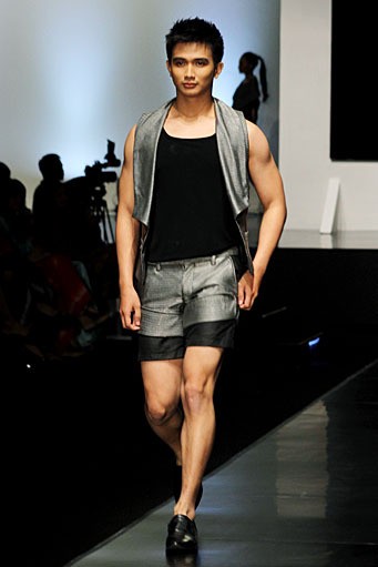 Eny Ming Re-Construction. Psychedelic Slang. Indonesia Fashion Week 2012 at Jakarta Convention Center. Jakarta. [Foto: Mohammad Abduh/Wolipop]