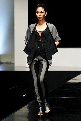 Eny Ming Re-Construction. Psychedelic Slang. Indonesia Fashion Week 2012 at Jakarta Convention Center. Jakarta. [Foto: Mohammad Abduh/Wolipop]