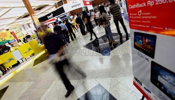 Beberapa booth berlomba-lomba memberikan harga dan penawan yang cantik untuk para pengunjungnya.