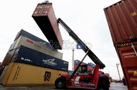 Sebuah kendaraan operasional tengah mengangkut petikemas untuk dipindahkan, Jumat (02/3/2012). Direncanakan pada tahun 2012 TPK Koja akan memperluas CY, menambah lajur Gate, penambahan fasilitas bangunan dan pendukung operasional.