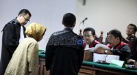 Dalam sidang, Nunun mengaku sudah mengetahui dakwaan yang ditujukan padanya. Setelah berembuk dengan pengacaranya, Nunun tidak mengajukan eksepsi.