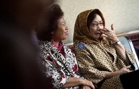 Nunun menunggu sidang dimulai di ruang terdakwa Pengadilan Tipikor, Jakarta. Istri mantan Wakapolri Adang Daradjatun itu didampingi kuasa hukumnya.