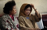 Nunun menunggu di ruang terdakwa dengan didampingi kuasa hukumnya.