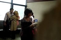 Nunun Nurbaetie mencium anaknya di ruang terdakwa Pengadilan Negeri Tipikor, Jakarta.