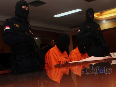 Sembunyikan Sabu di Sandal, 2 PNS Dibekuk