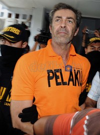 Tersangka terbang dari Thailand ke Bali seorang diri. Ia datang dengan membawa beberapa tas. Belum diketahui jaringan tersangka di Indonesia.