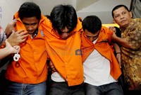 Emas hasil perampokan 4 toko emas di Pasar Ciputat, Tangerang Selatan dijual ke penadah di Banten hingga mencapai Rp 1,8 miliar. Uang itu dibagikan kepada para perampok di hotel.