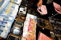 Para pelaku sempat merampok 4 toko emas di Pasar Ciputat, Tangerang Selatan. Sebelumny,a kawanan ini juga pernah beraksi di toko emas di Pasar Rawalumbu, Jl Dasa Darma V, Pengasinan, Bekasi.