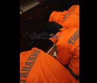 Lima pelaku bernama Muhammad Ibrahim alias Wongso, Toni, Edi Sumartono dan Suratno alias Tono serta Arif Syarifudin ditangkap di Serang, Cirebon dan Bandung. Sementara tujuh lainnya, saat ini masih buron dan tengah dikejar petugas.