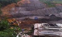 Terlihat 2 alat berat tepat di dasar areal tambang, di belakang eks bangunan sekolah itu. Robert/detikcom.