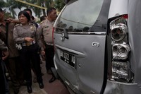 Peristiwa nahas ini terjadi saat mobil Avanza warna perak BK 1272 VQ yang dikemudikan seorang guru, Marini (22), hendak keluar dari sekolah dengan cara mundur sekitar pukul 08.30 WIB. Tiba-tiba, mobil menyeruduk siswa yang sedang senam pagi. ANTARA/Irsan Mulyadi.