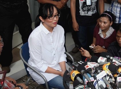 Didera Banyak Masalah, Angie Santai Nge-Mall Bareng Anak Didera Banyak Masalah, Angie Santai Nge-Mall Bareng Anak