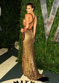 Irina berpose saat tiba di after party Academy Awards 2012 yang digelar Vanity Fair belum lama ini. Getty Images.