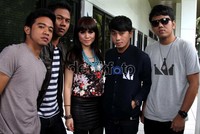 Momo berpose bareng personel Geisha lainnya saat ditemui di Studio RCTI, Jumat (2/3/2012). Gus Mun/detikcom.
