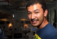 Rio tampak santai mengenakan kaus dan celana jeans. Gus Mun/detikcom.