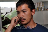 Rio tampak serius berbincang-serius di telepon. Kira-kira siapa ya menelpon Rio? Gus Mun/detikcom.